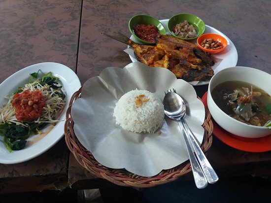 Makan Siang di Jantung Kota Cilacap: Lesehan Purwodadi Menyajikan Kenangan Kuliner